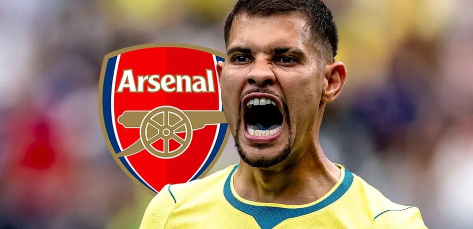 Jugador de Arsenal gritando con el logo del club