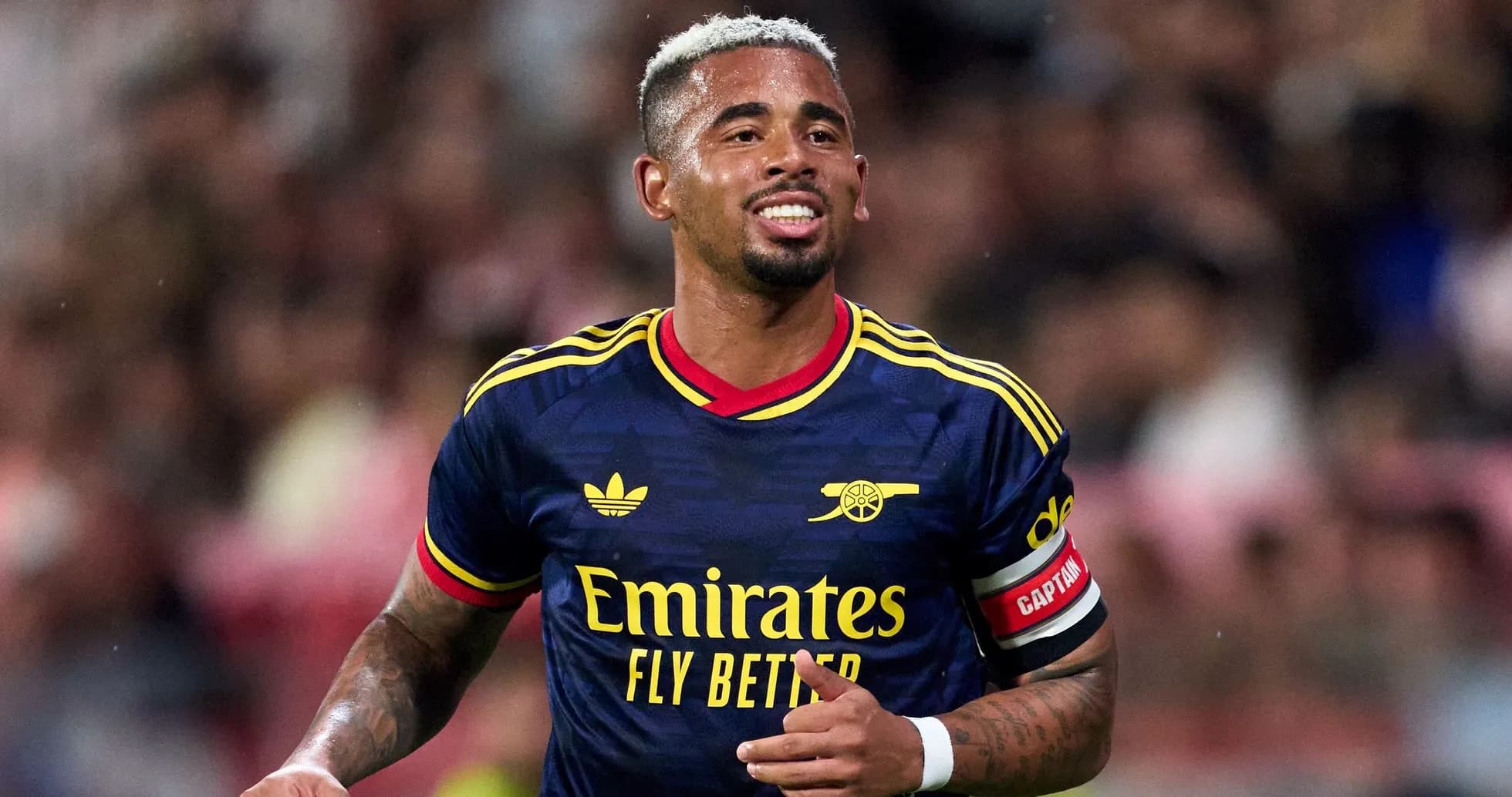 Jugador de Arsenal sonriendo en el campo
