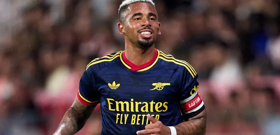 Jugador de Arsenal sonriendo en el campo