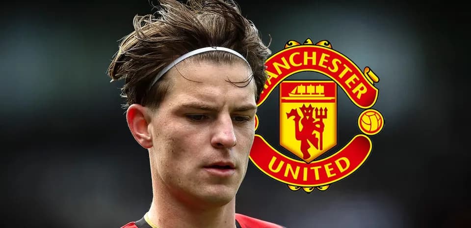 Jugador concentrado con logo de Manchester United de fondo