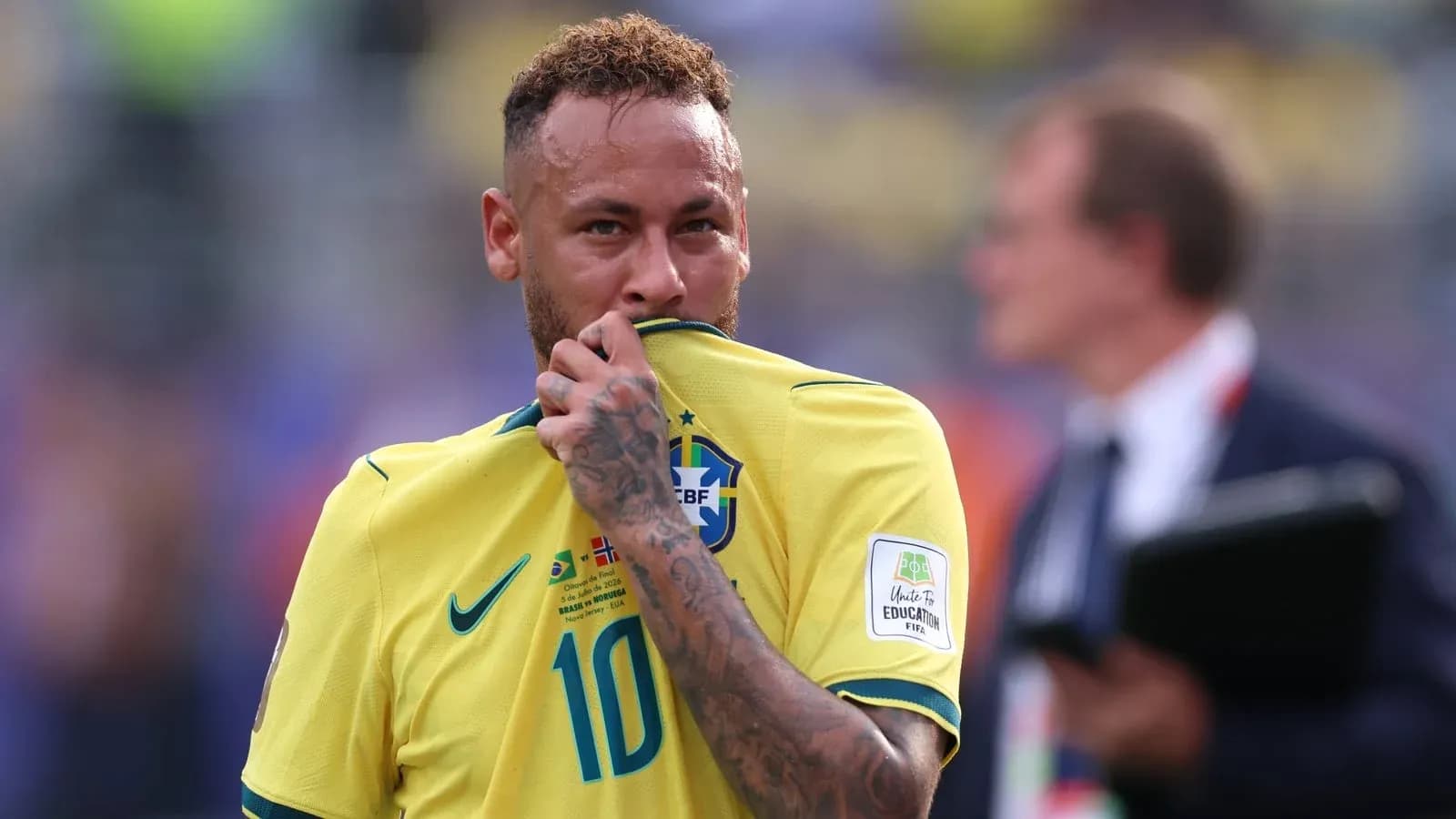 Neymar besando su camiseta durante un partido