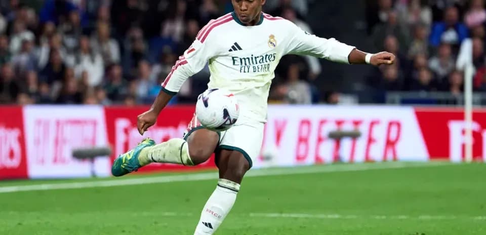 Jugador de Real Madrid pateando el balón en partido