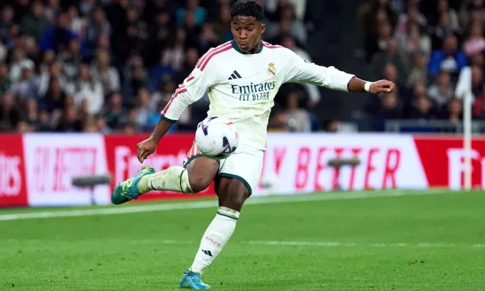 Jugador de Real Madrid pateando el balón en partido