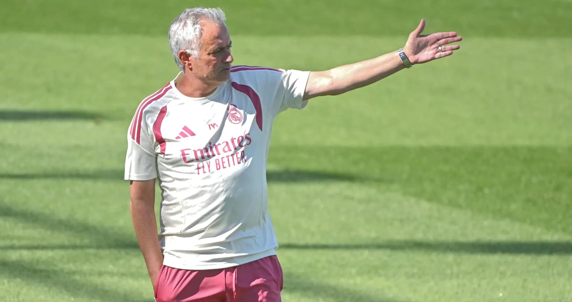 Entrenador dirigiendo la práctica en el campo