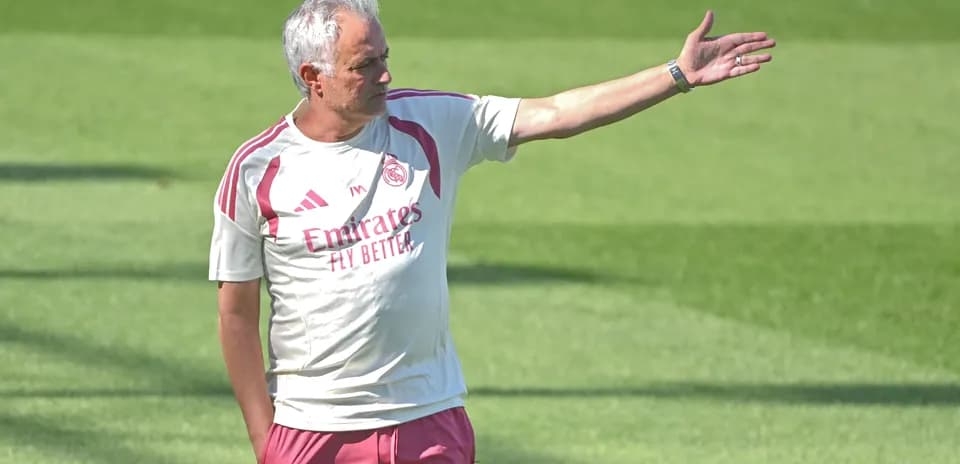 Entrenador dirigiendo la práctica en el campo