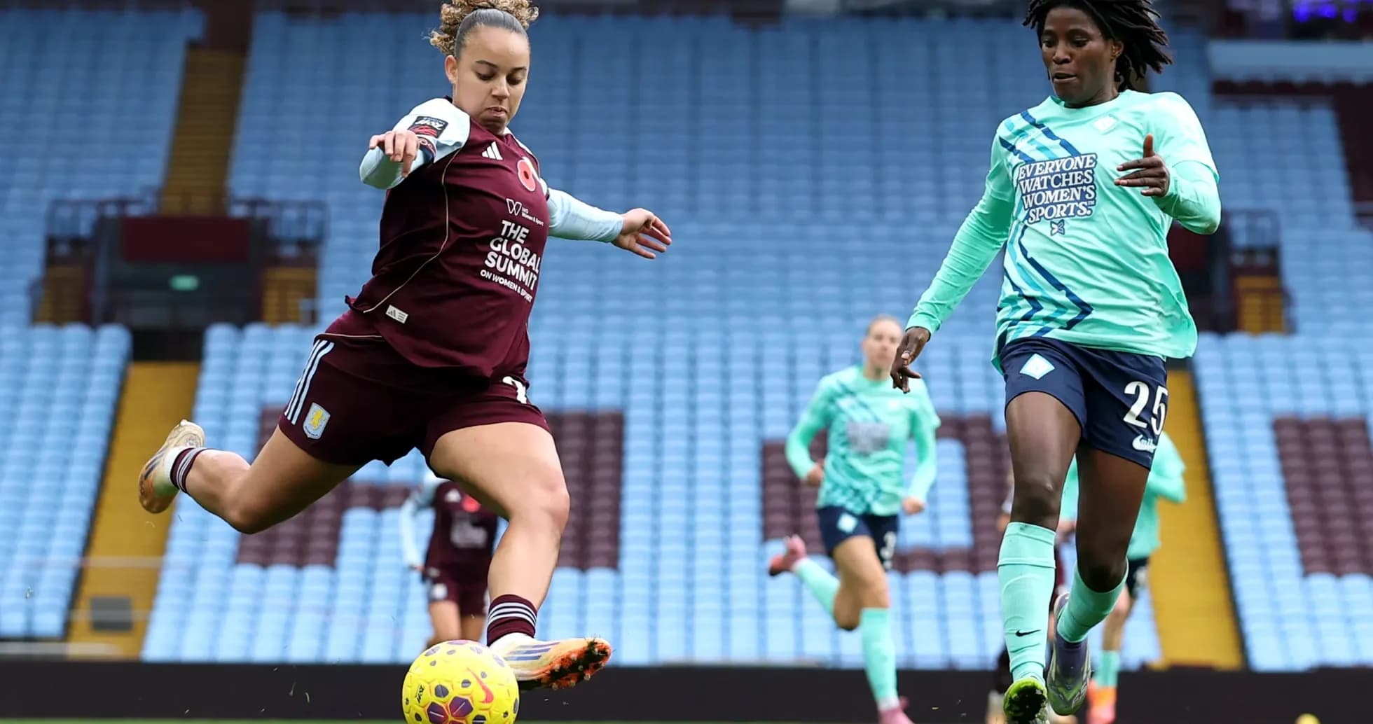 Jugadora de Aston Villa dispara el balón