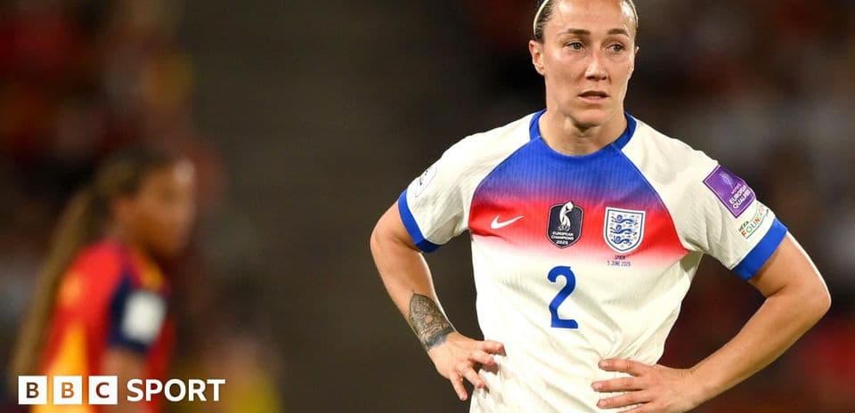 Jugadora de Inglaterra en partido con camiseta blanca