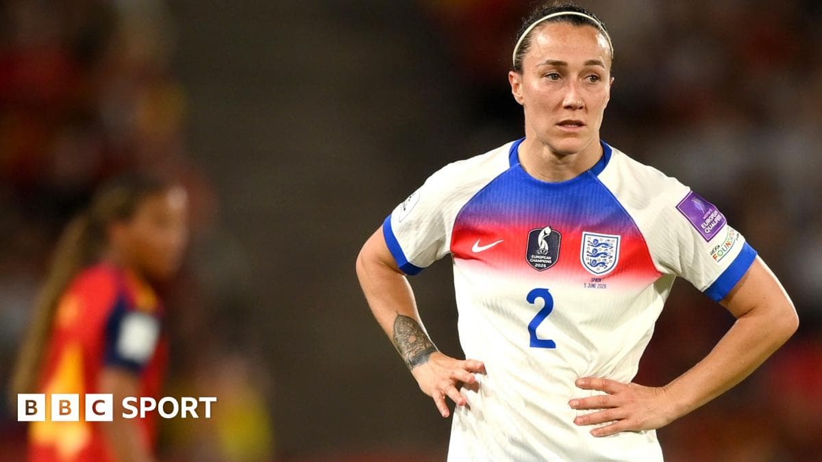 Jugadora de Inglaterra en partido con camiseta blanca