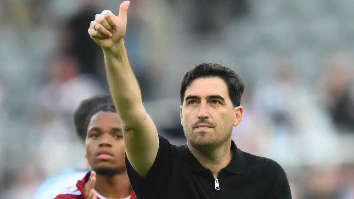 Entrenador levantando pulgar en señal de aprobación