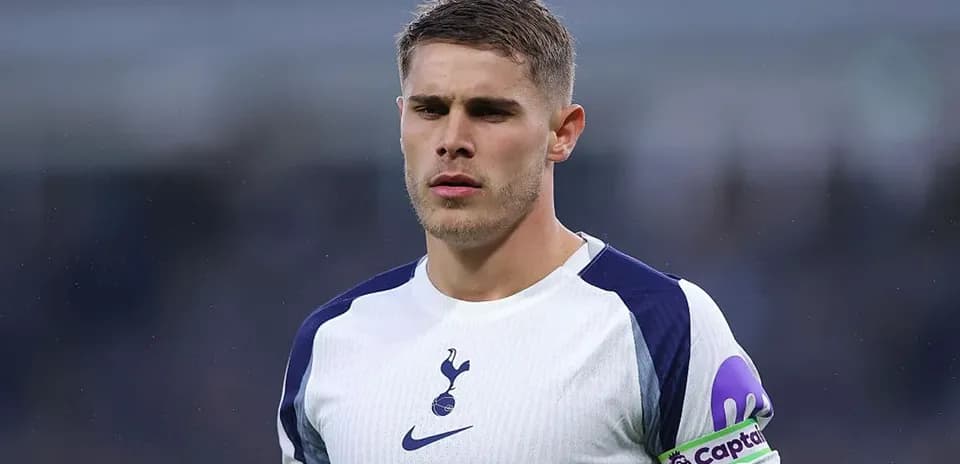 Jugador de Tottenham con banda de capitán en el campo