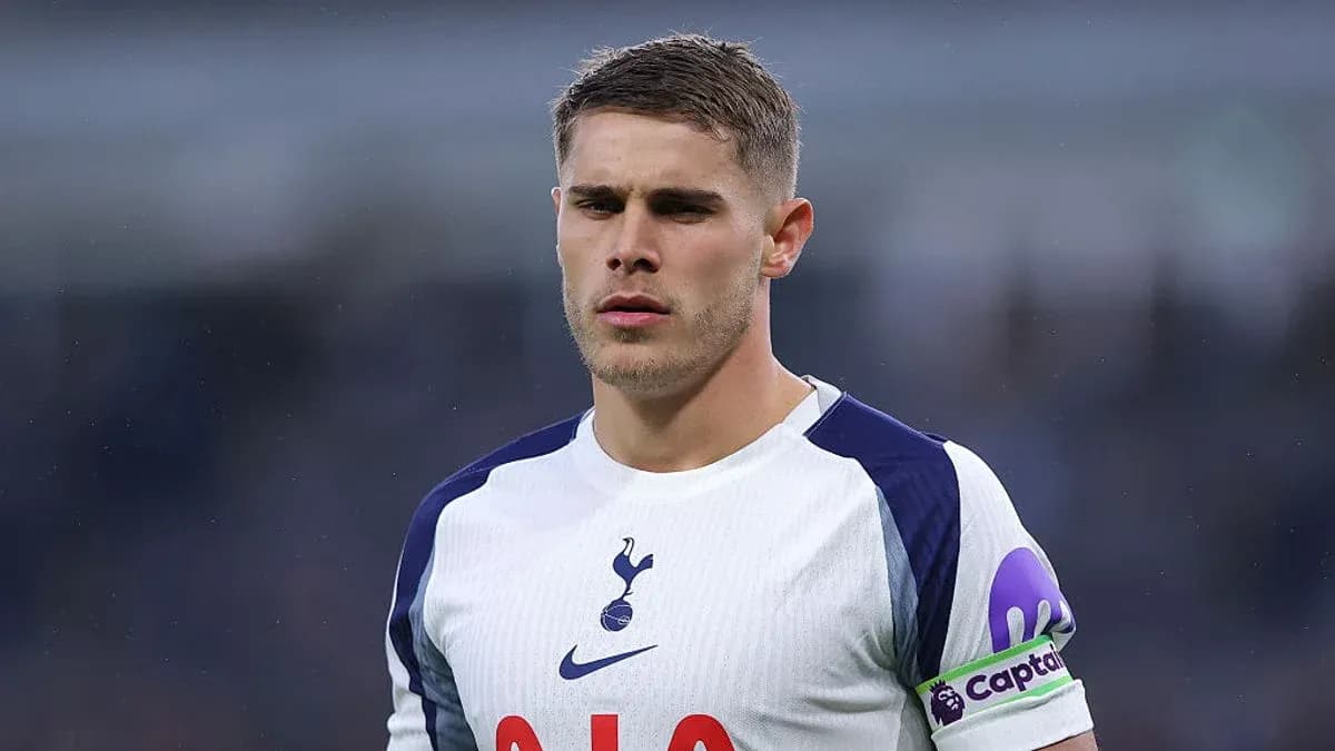 Jugador de Tottenham con banda de capitán en el campo