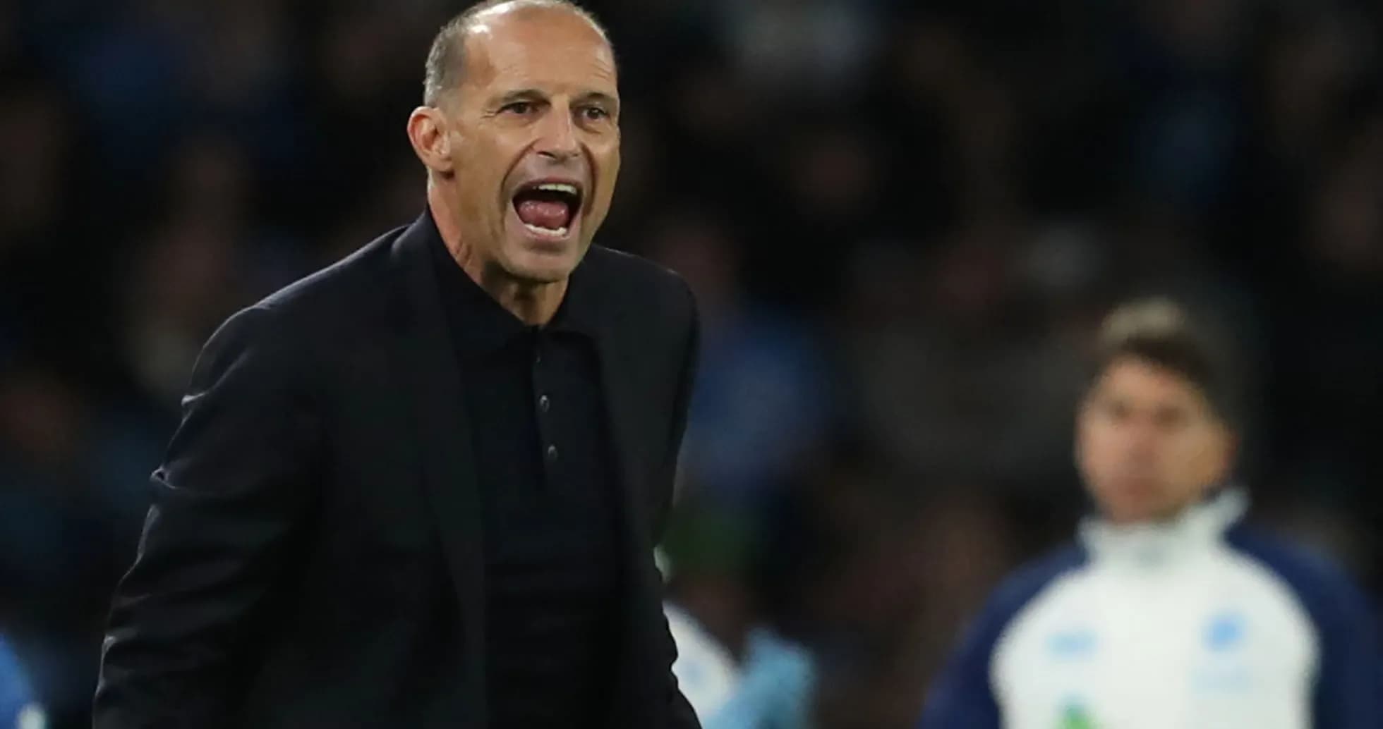 Entrenador dirigiendo desde la línea de banda