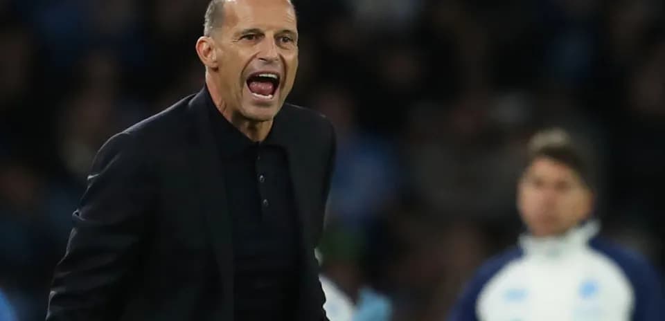 Entrenador dirigiendo desde la línea de banda