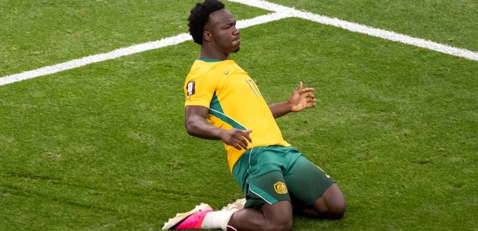 Jugador celebrando un gol en el campo de fútbol