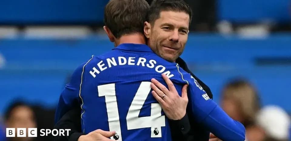 Dos personas abrazándose en el campo de fútbol