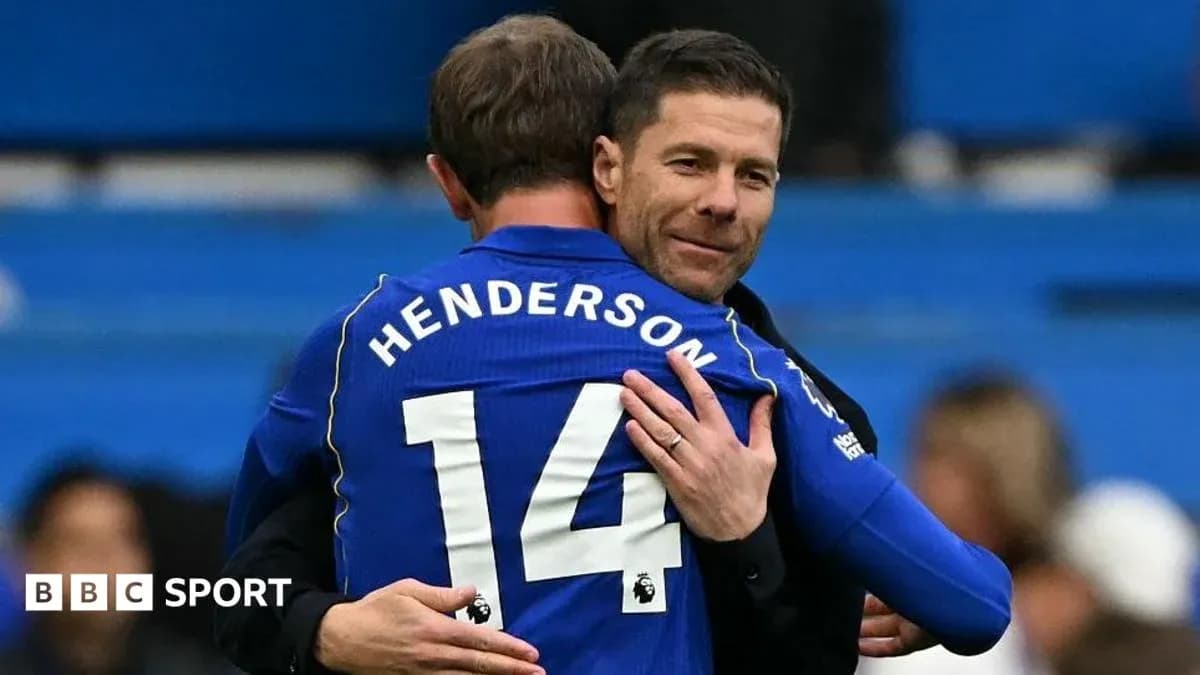 Dos personas abrazándose en el campo de fútbol