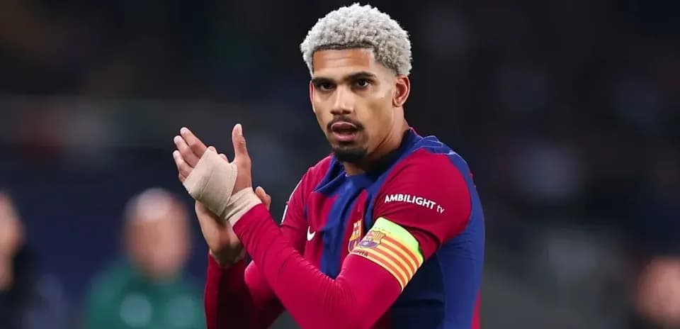 Jugador aplaudiendo con cinta en la mano