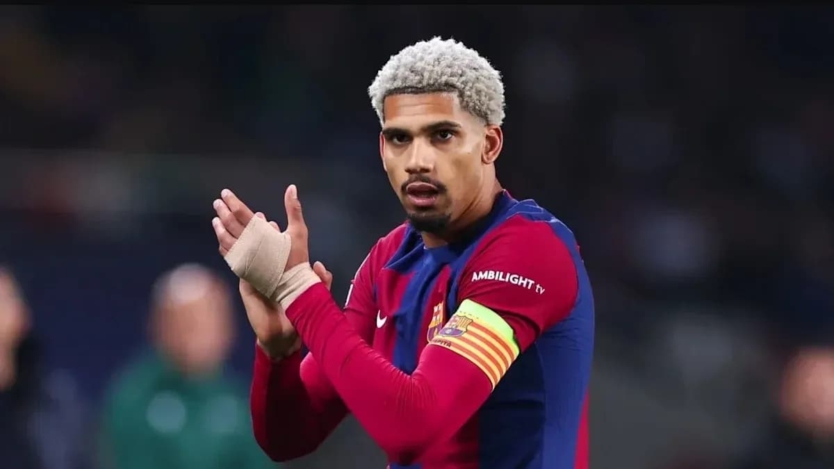 Jugador aplaudiendo con cinta en la mano