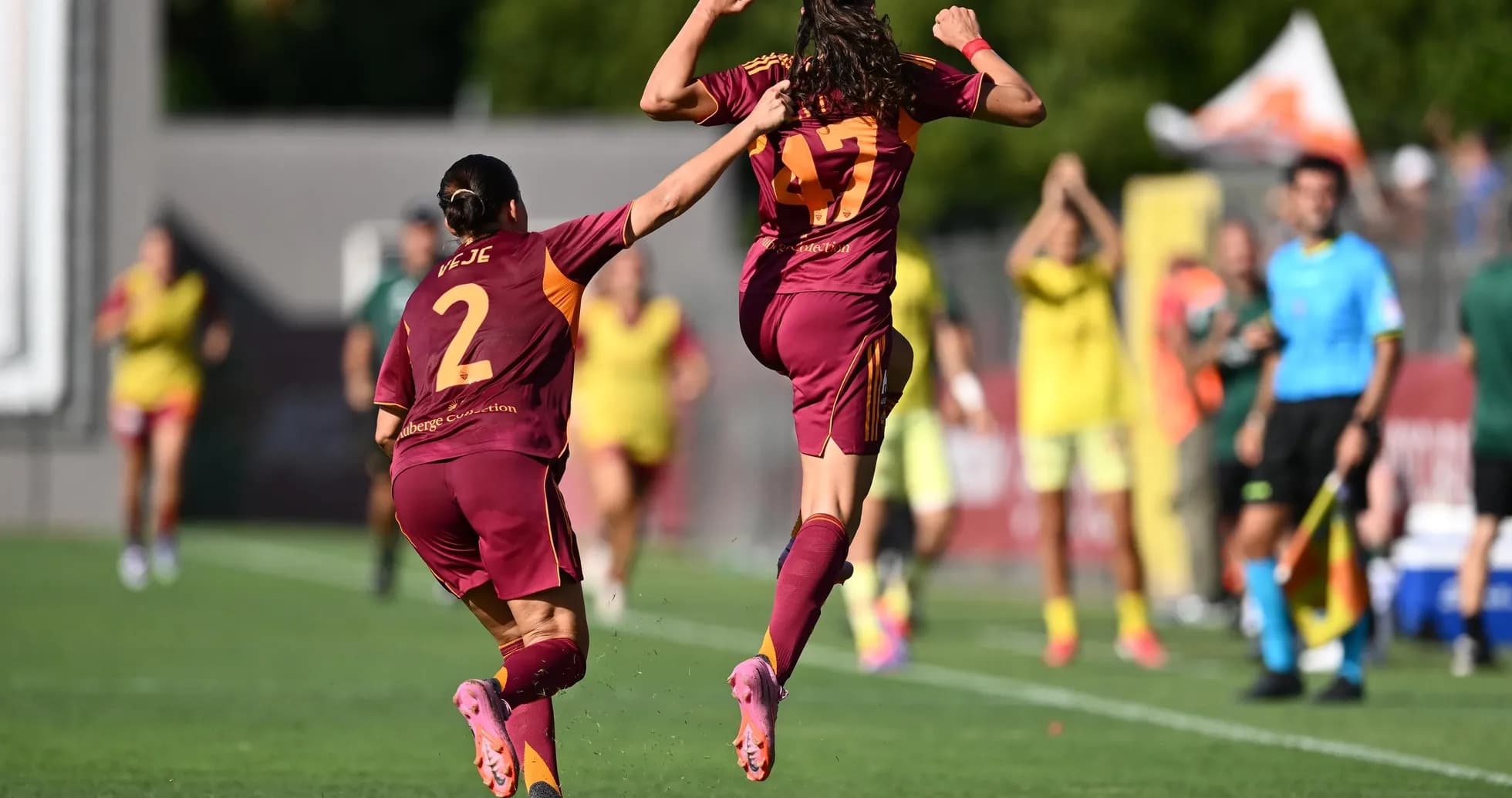Jugadora celebra un gol en partido de fútbol