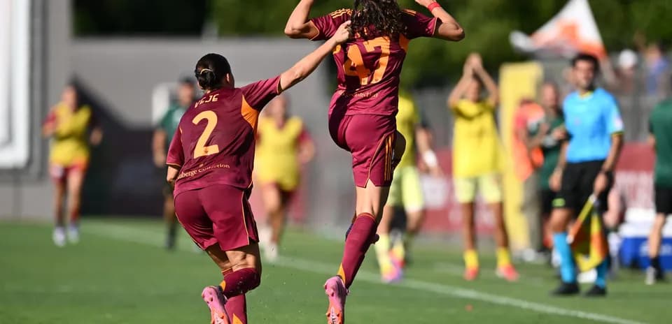 Jugadora celebra un gol en partido de fútbol