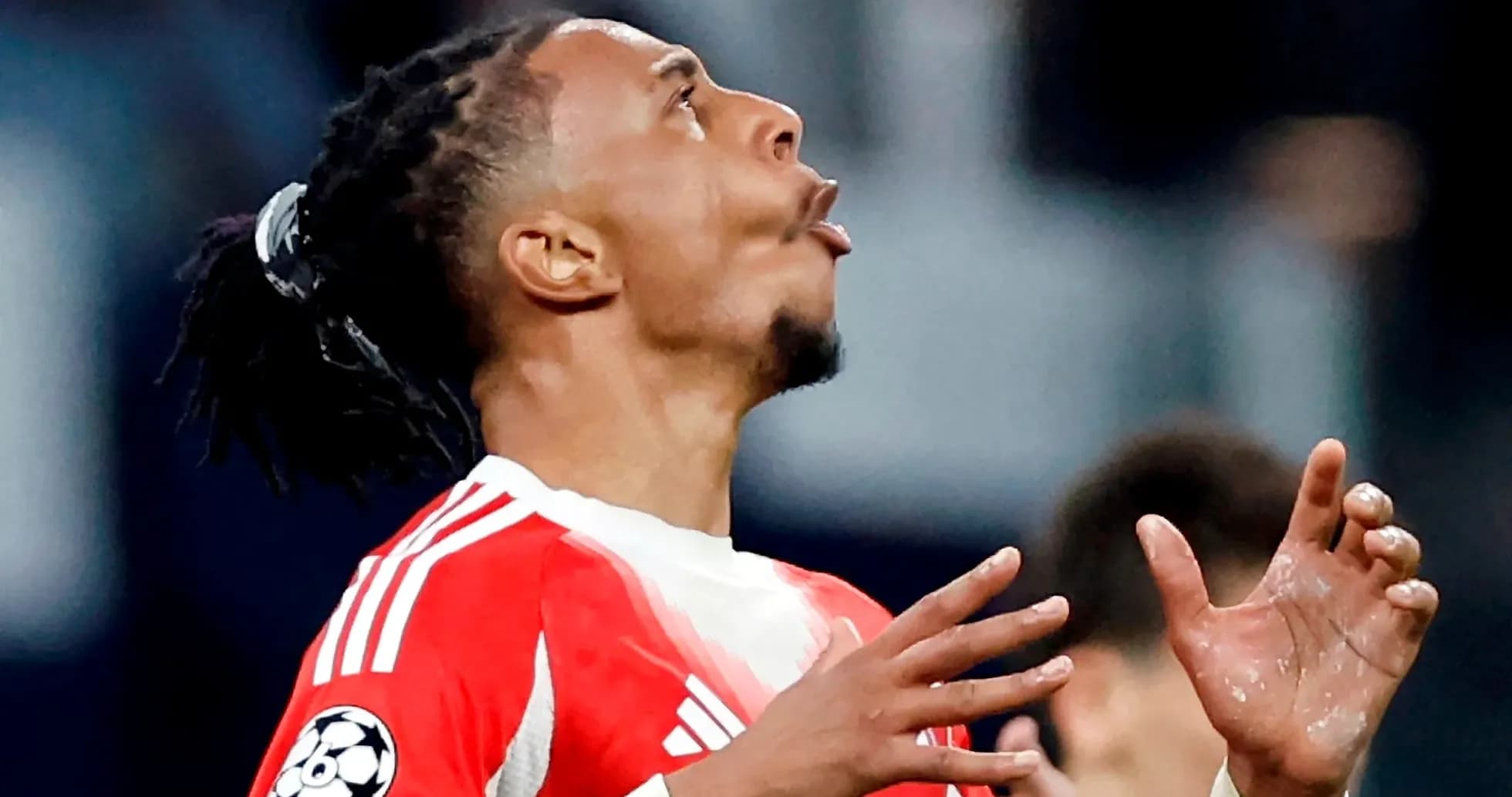 Jugador de fútbol celebrando en un partido