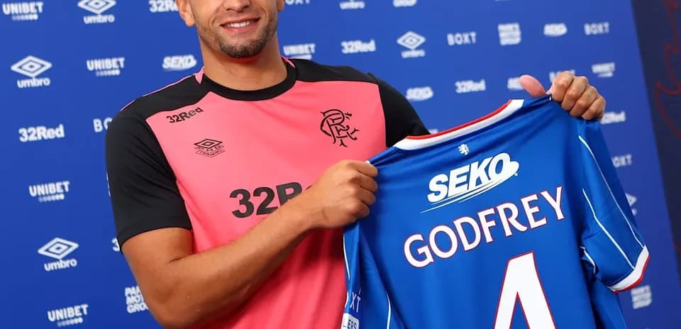 Jugador mostrando camiseta de Rangers con nombre Godfrey