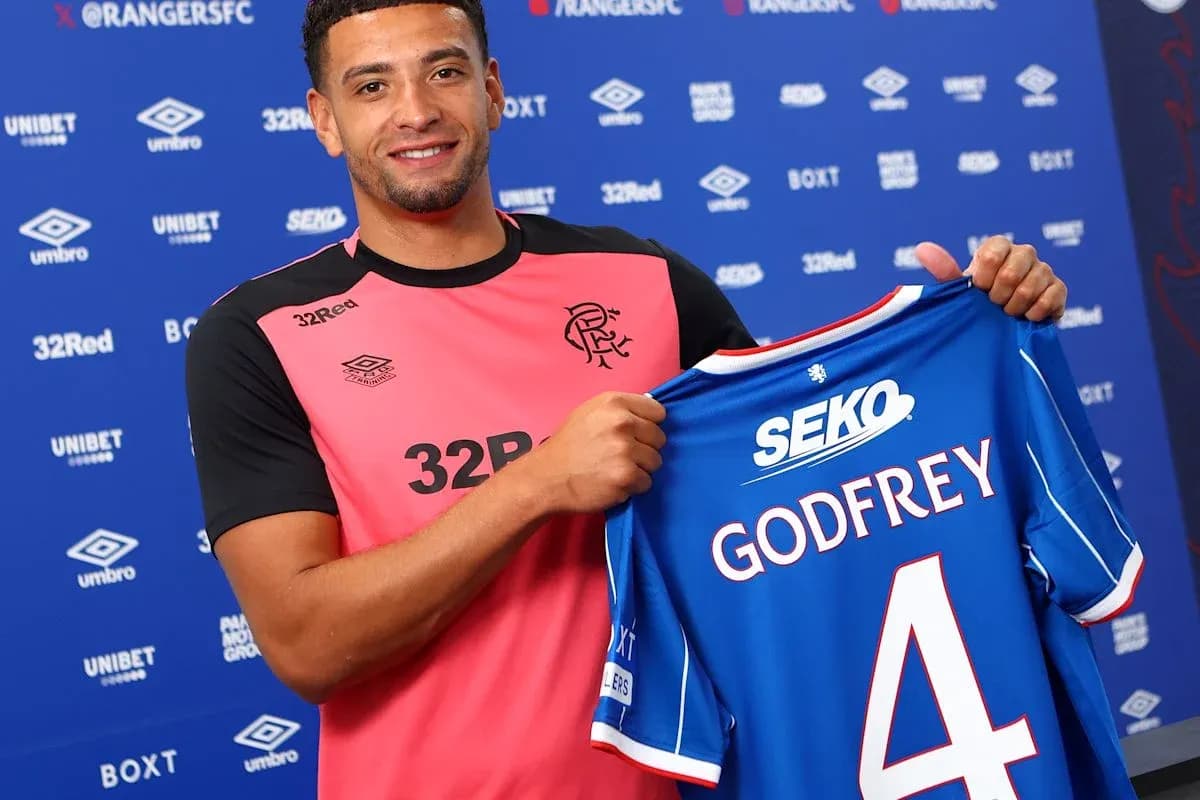 Jugador mostrando camiseta de Rangers con nombre Godfrey