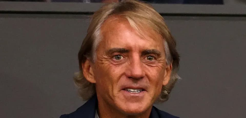 Hombre sonriente en un evento deportivo