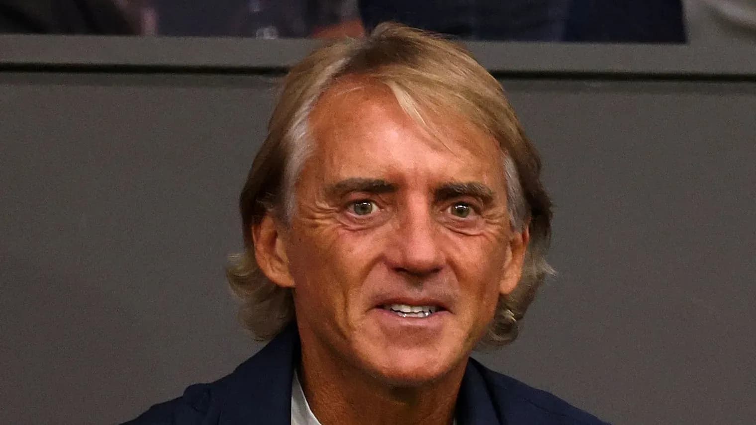 Hombre sonriente en un evento deportivo