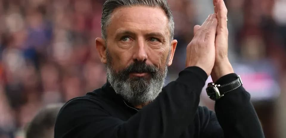 Entrenador aplaudiendo en el banquillo del partido