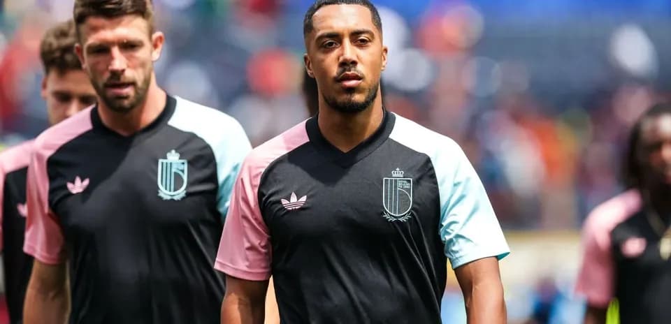 Jugadores caminando con camisetas de entrenamiento del equipo