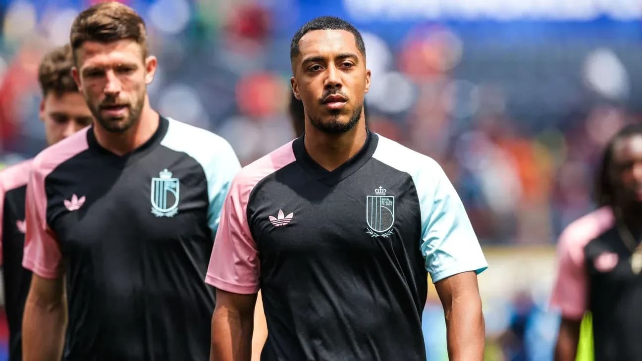 Jugadores caminando con camisetas de entrenamiento del equipo