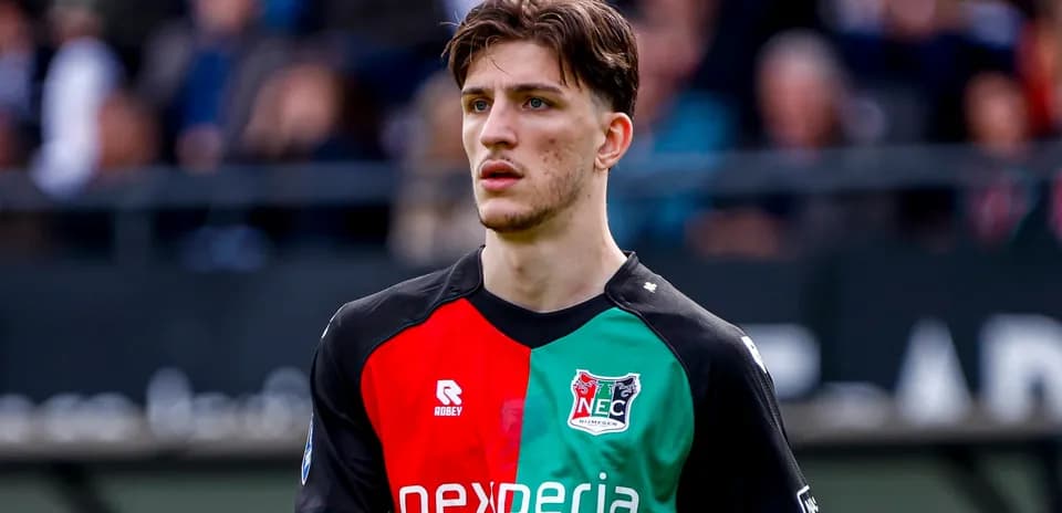Jugador de NEC Nijmegen en uniforme durante partido