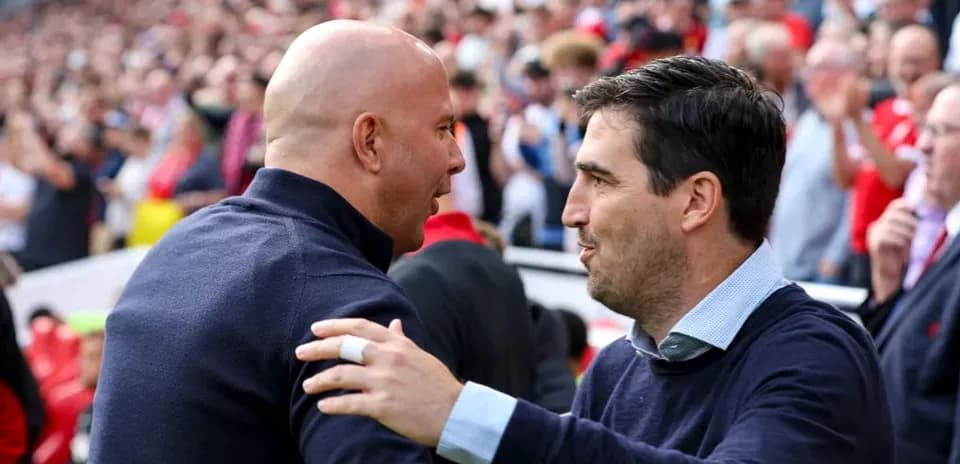 Entrenadores saludándose antes del partido