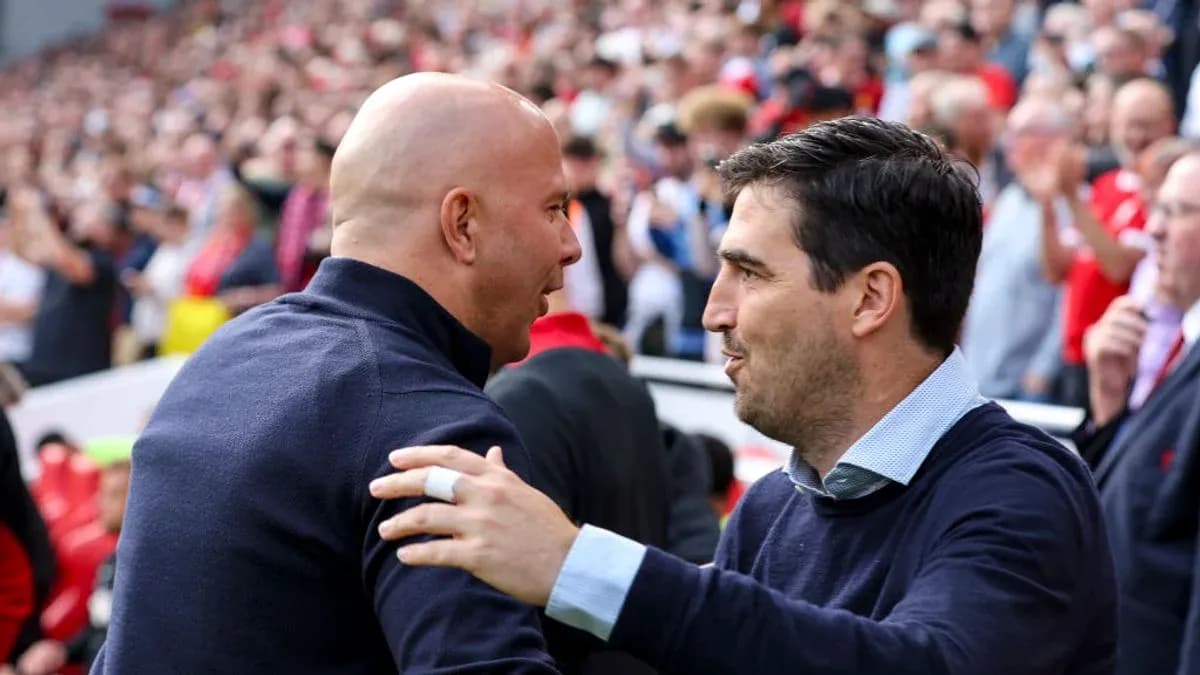 Entrenadores saludándose antes del partido