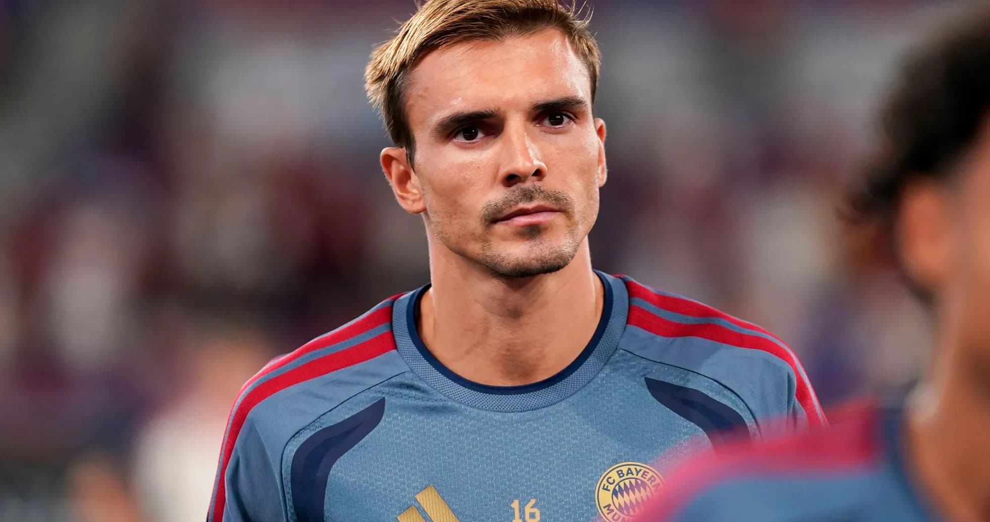 Jugador de Bayern Múnich en uniforme durante calentamiento