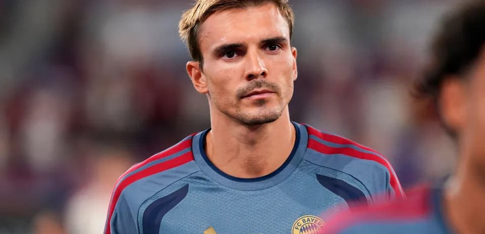 Jugador de Bayern Múnich en uniforme durante calentamiento