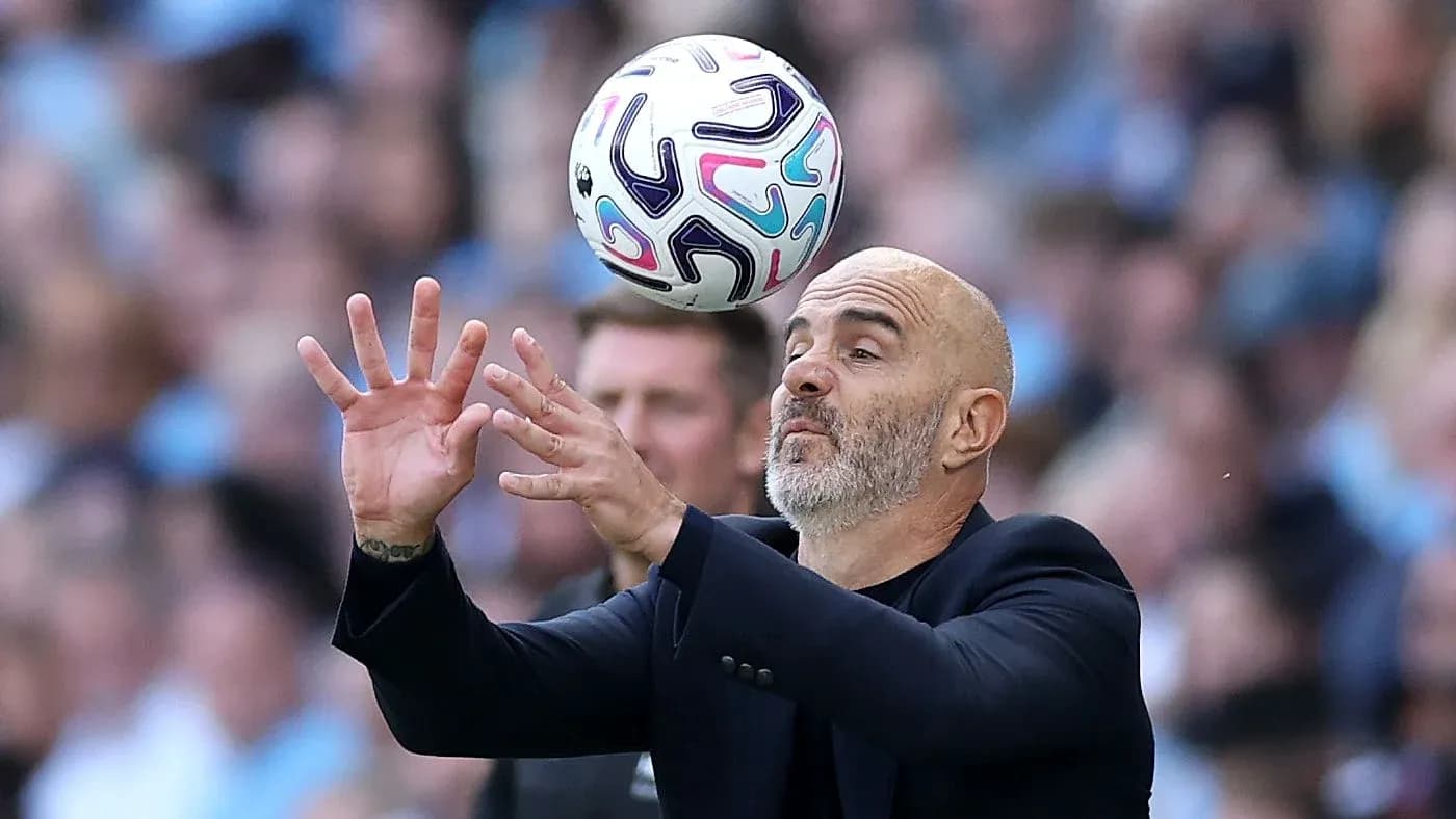 Entrenador intentando atrapar un balón en el campo