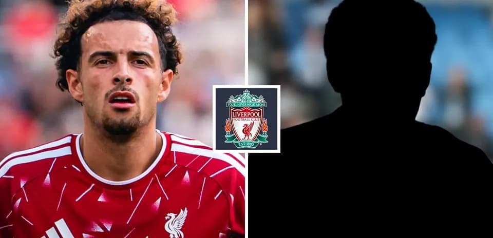 Jugador de Liverpool en acción con logo del club