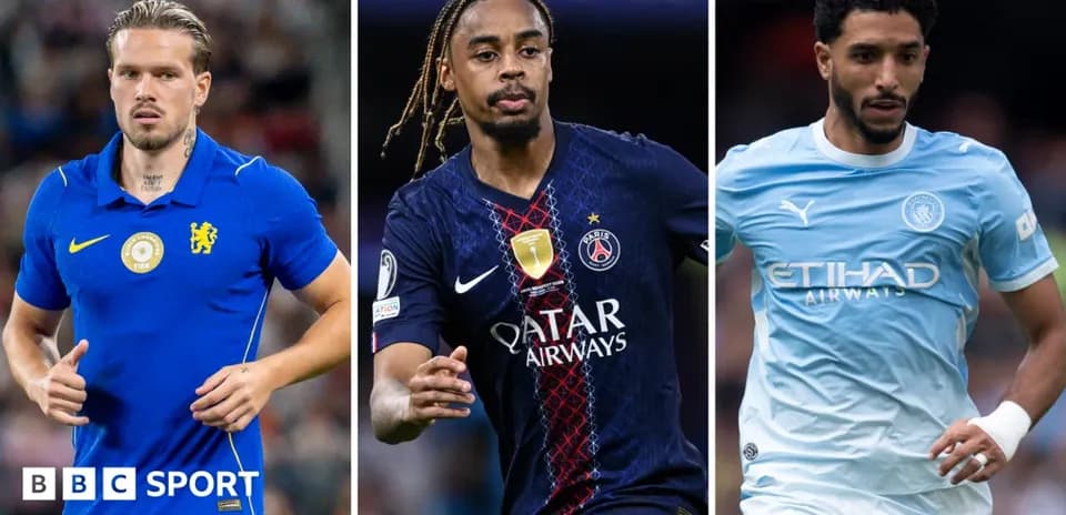 Jugadores de fútbol en acción con sus equipos