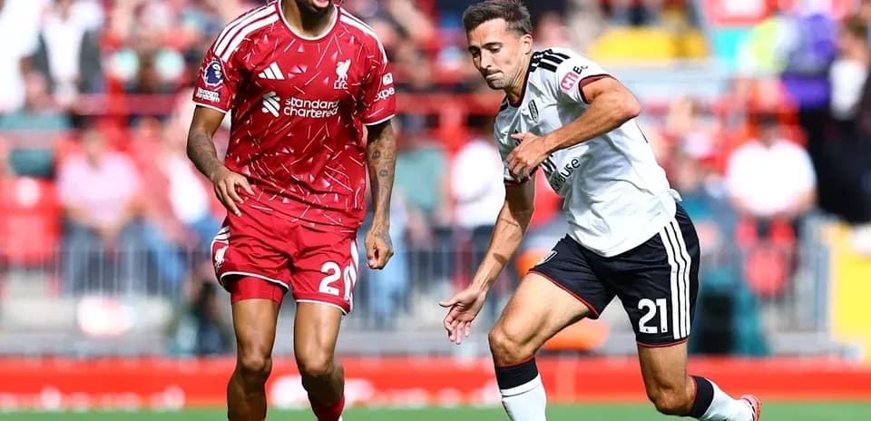 Jugadores de Liverpool y Fulham luchando por el balón