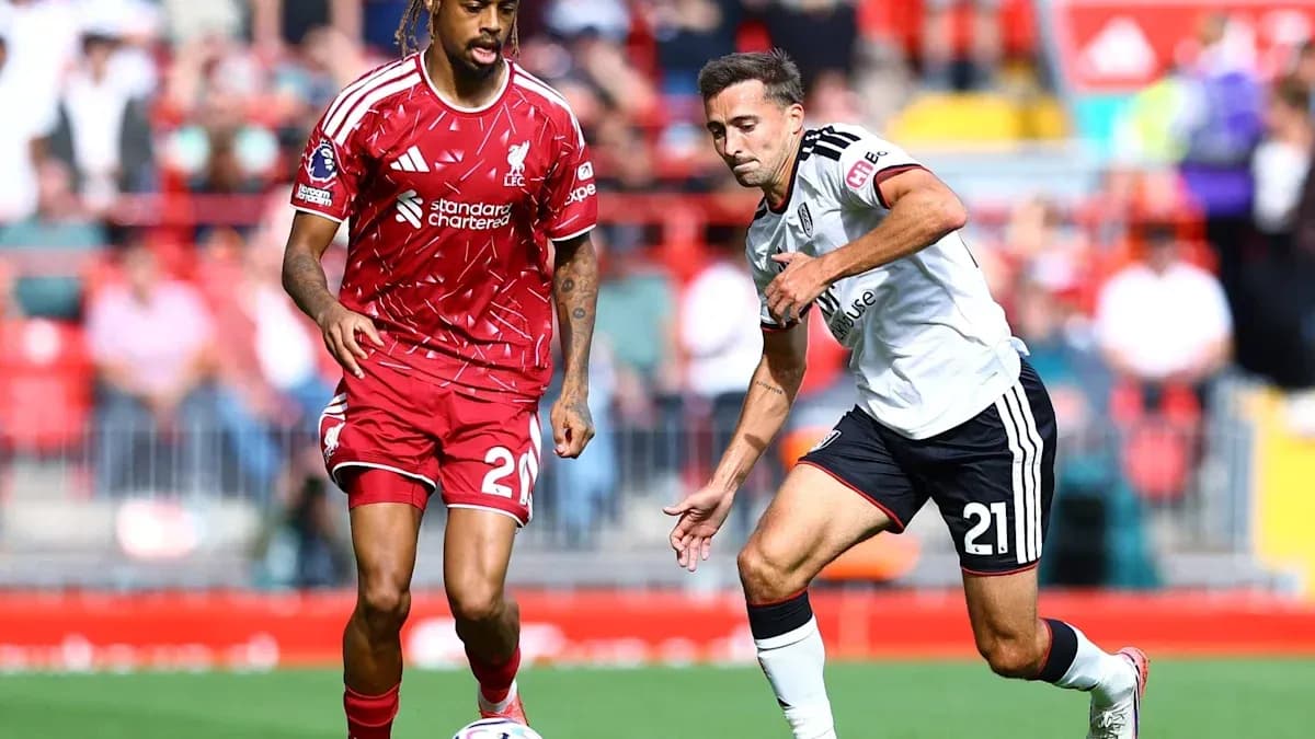 Jugadores de Liverpool y Fulham luchando por el balón