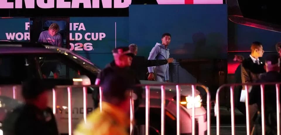 Jugadores saliendo del autobús en evento FIFA