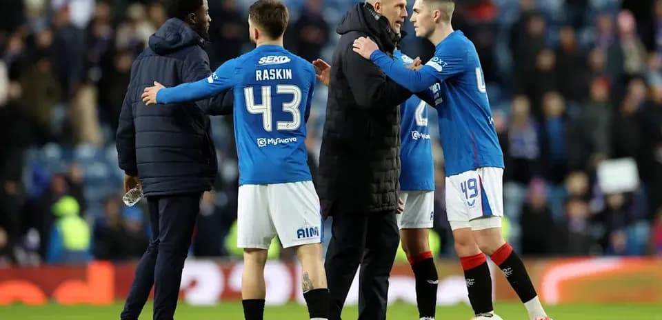 Jugadores de Rangers hablando con el entrenador tras el partido