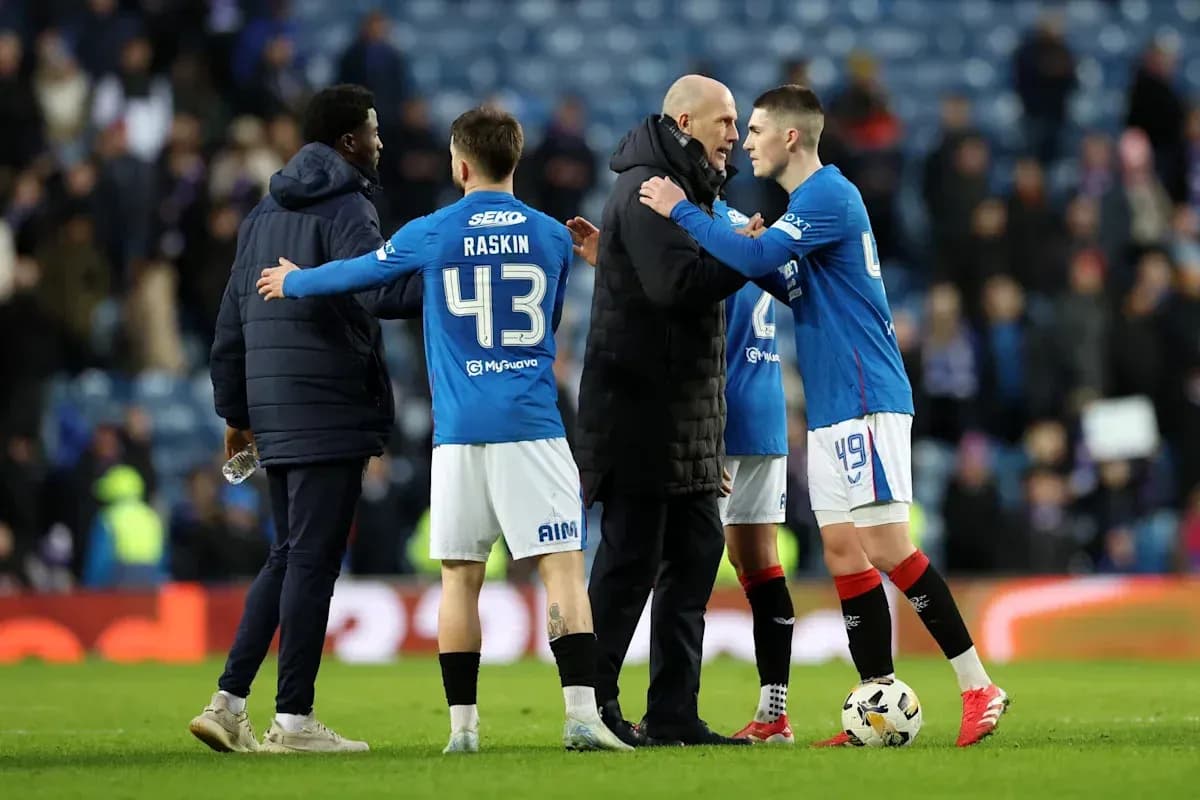 Jugadores de Rangers hablando con el entrenador tras el partido