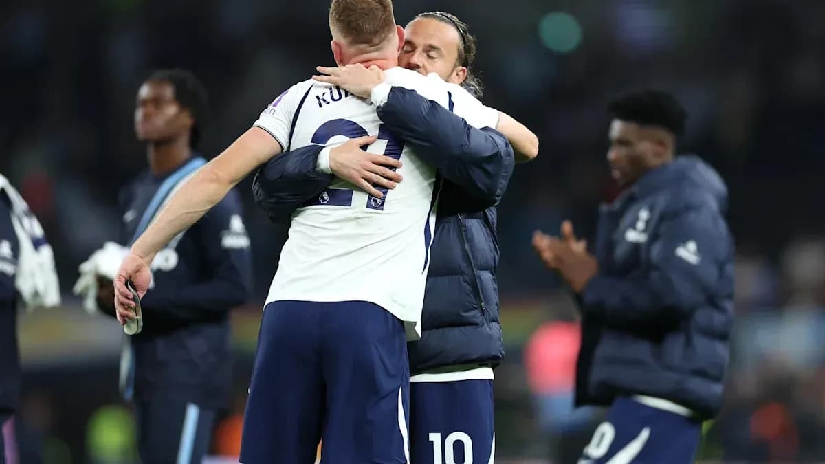 Jugadores de Tottenham abrazándose tras el partido