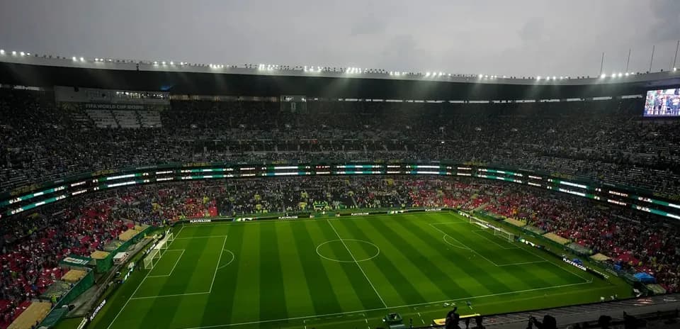 Estadio con público lleno antes del partido