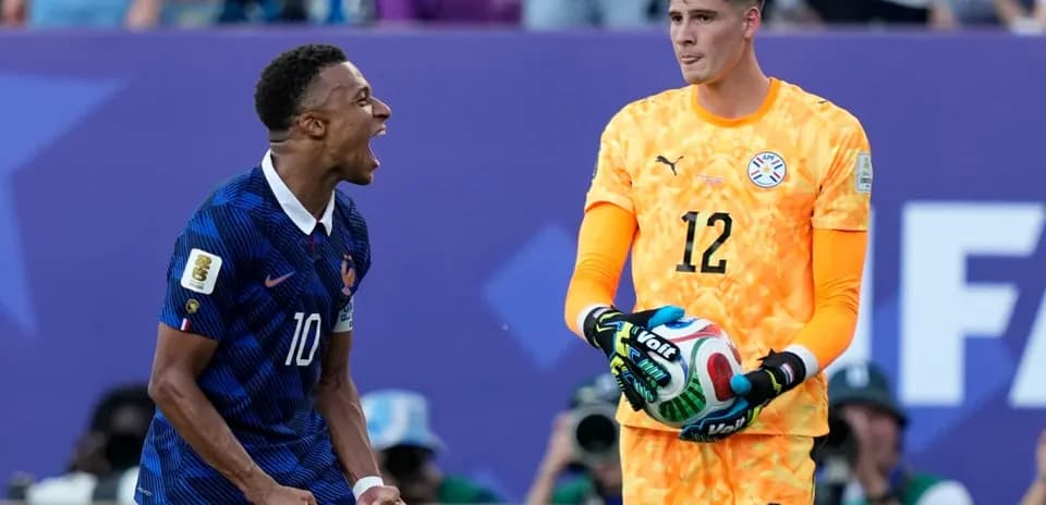 Jugador de Francia celebrando mientras portero de Paraguay observa