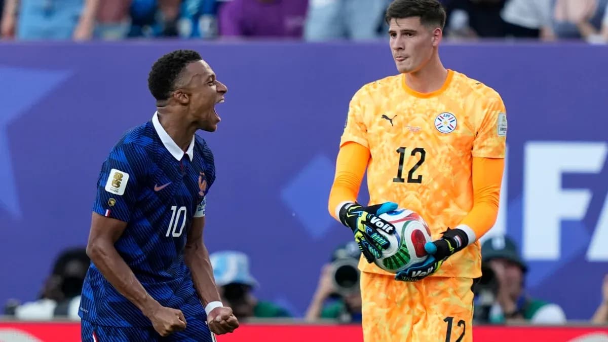 Jugador de Francia celebrando mientras portero de Paraguay observa