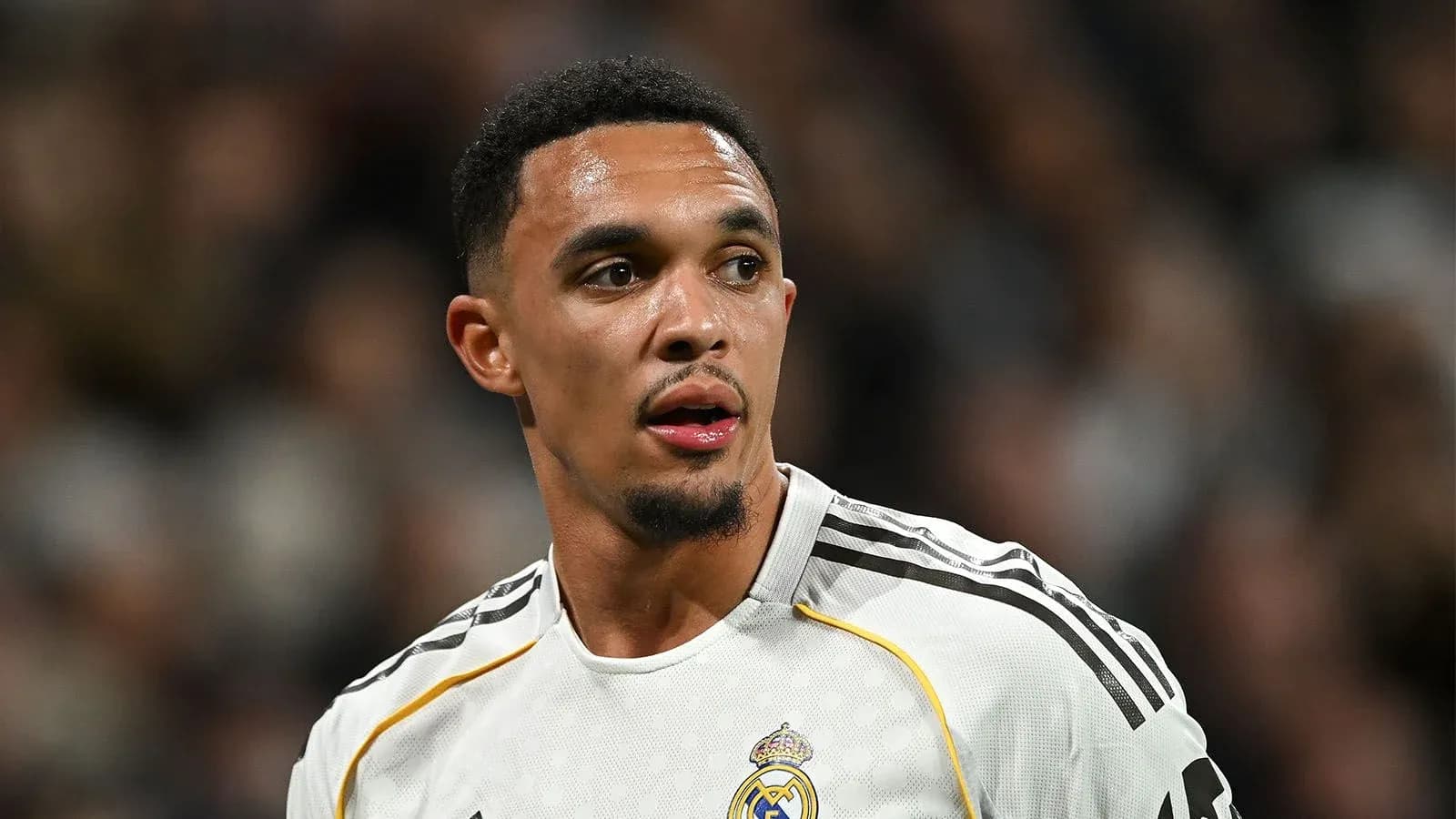 Jugador de fútbol en uniforme de Real Madrid